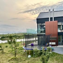 Luxury lakefront Villa 15 min drive to downtown, hotel a Garðabær