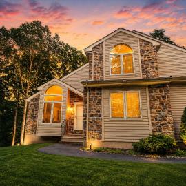 Harmony Hill Stylish 4bd Mountain Retreat, Hot Tub, Games, hotel i Bushkill