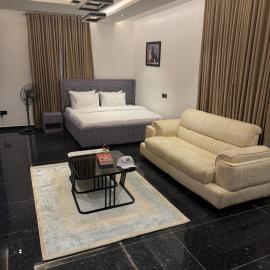 AIY Abundancee Apartment, hotel i Idi Iroko