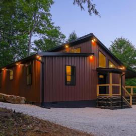 The Lighthouse - Secluded - Hot Tub - Private Pond, hotel em Campton