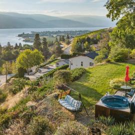 Panoramic Summerland Lake View Studio with Hot Tub, hotell sihtkohas Summerland