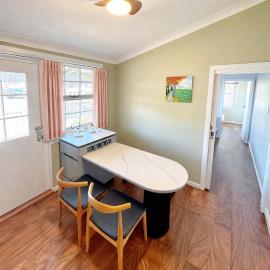 Coffs Coastal Cabin, Central & Convenient, hotel in Coffs Harbour