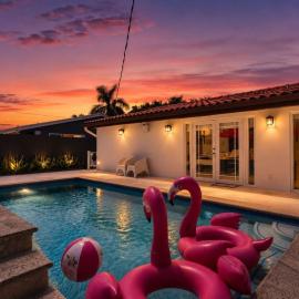 Modern 4BR -Stunning Pool - Parking - BBQ Grill - Crib
