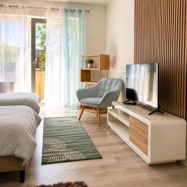 Modern Apartment with Balcony, Kitchen & Free Parking