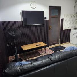 Ogunade Stores Apartment, hotel din Iponri