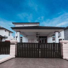 Homestay Anjung Seri Songket, Private Pool, BBQ & Spacious House
