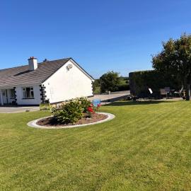 Fiona's Country Accommodation, hotel di Murphyʼs Bridge