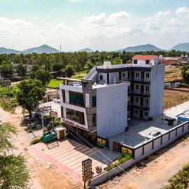 Ranbanka Hotel & Restaurant, hotel em Thūr