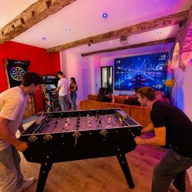 Quartier Général des Gamers Arcade Terrasse, hôtel à Saint-Omer