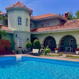 SUNNY HOUSE APARTMENTS WITH an OUTDOOR POOL AND FREE PARKING