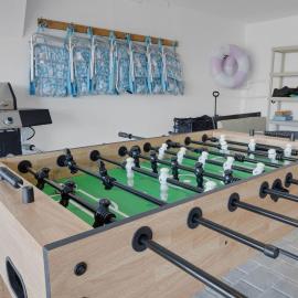 Beach Retreat - Steps to Beach - King Suite - Pool - Games، فندق في كليرووتر بيتش