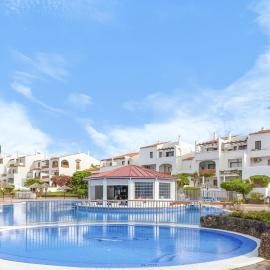 Beautiful 4 bedroom apartment with private jacuzzi
