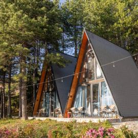Golden Cabins Gjinar by PikHost, hotel in Elbasan
