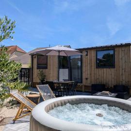Tiny house climatisé et jacuzzi privatif, hotel en Saint-Loup-Nantouard