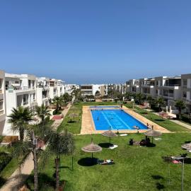 Appartement Élégant avec Vue sur Piscine