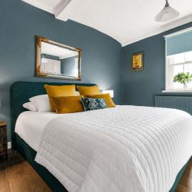 Stunning 4-Bed Hertford Townhouse Sleeps 8, hotel in Hertford