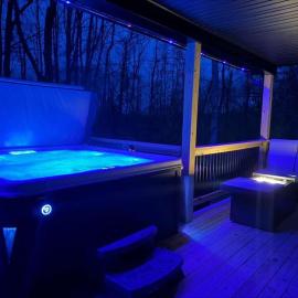 Hot Tub Cabin Fire Pit Private Retreat Sleeps 8, hôtel à Logan