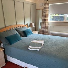 Sleeps 6 Three bed modern house Near DCU and airport Private parking