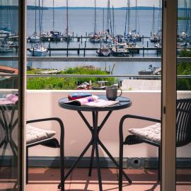 Viesnīca Frisch renoviertes FH Südblick am Meer in Breege, Meerblick von allen drei Etagen, Terrasse, Balkon, Sauna und Parkplatz pilsētā Brēge