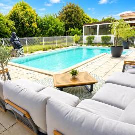 Petite maisonnette avec accés piscine