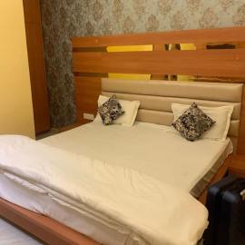 shri laxmi inn hotel & restaurant, hotell i Orai