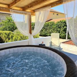 Country House Frane near Krka Waterfalls & Šibenik, hotel v destinácii Lađevci