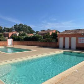 Maison bord de mer a Cervione dans résidence Torra Mare à 20221 Prunete avec piscine collective copropriétaires et matériels ventilateur dans toutes les pièces, hotel in Cervione
