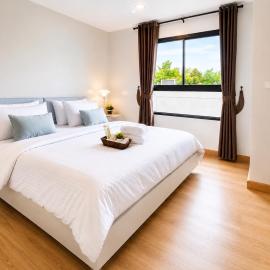 Stylish Condo Walk to Bangtao Beach Boat Avenue with Pool & Gym, hotel in Ban Thalat Choeng Thale