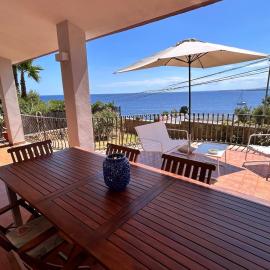 Family Villa with Stunning Sea Panorama, hotelli Plemmiriossa