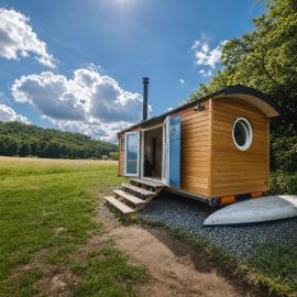 maringotka Hedvika glamping, Hotel in Pašice