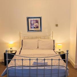 Private Ensuite Room with Bay Window, Free Parking and Fast WiFi