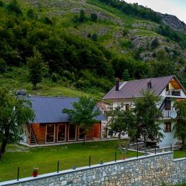 Lazer Çardaku Guest House, hotel in Valbonë