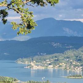 Villa Sara - traumhafter Seeblick, Familienparadies, Ruhelage, Hotel in Sankt Bartlmä