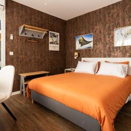 Art-Inspired Guesthouse - Ensuite Double Rooms with AC and Workspace in Porto