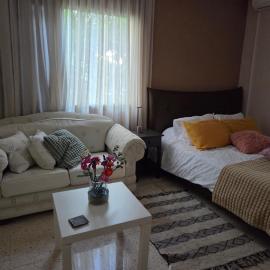 Ground floor Apt with a garden view, hotel in Limassol