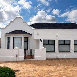 Comfortable Beachfront House Western Cape – hotel w mieście Strand