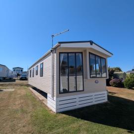 BRIGHT WELL PRESENTED CARAVAN ON DURDLE DOOR HOLIDAY PARK WALKING DISTANCE to DURDLE DOOR BEACH, hotel in West Lulworth