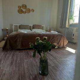 Квартира з видом на костел, hotel a Zhmerynka