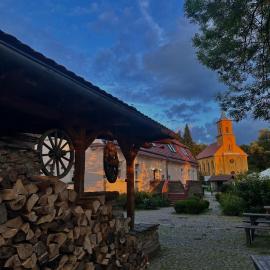 Karczma Bełty, hotel a Glinno