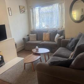 House with garden, London, Free parking, hotel Felthamben