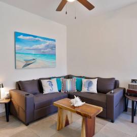 3 Bedroom Condo in the Hotel Zone - fits 6