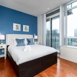 Central and Cozy 1BD 1BA Downtown Condo، فندق في تورونتو