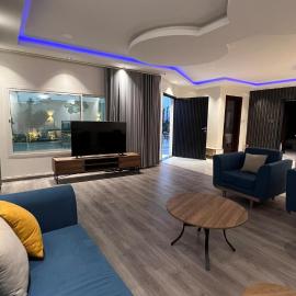 شالية بمسبح وجلسة خارجية- غرفتين نوم وملحق خارجي ومدخل سيارة, hotel u gradu Unayzah