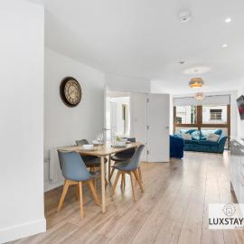 Spacious 3 Bedroom Duplex Penthouse - Huge Private Roof Terrace - Minutes from Harry Potter Studios & Bushey Station - Ideal for Families & Business - Sleeps 8