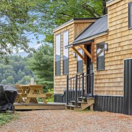 Haven Tiny House w hot tub on river near Stowe, готель у місті Johnson