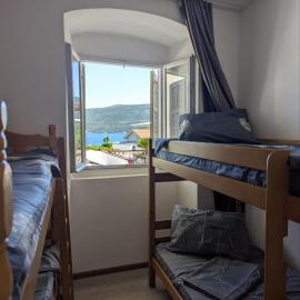 Sanrise Hostel, hotel in Baošići