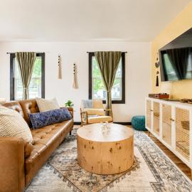 Group Retreat Near UNL and DT with Backyard and Firepit, Hotel in Lincoln