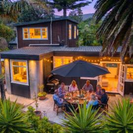Waikanae Olde Beach Palm Cottage 2 min to Beach, hotel in Waikanae