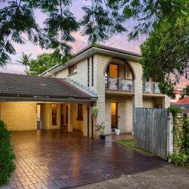 Huge house with 2 buildings and pool 7BR