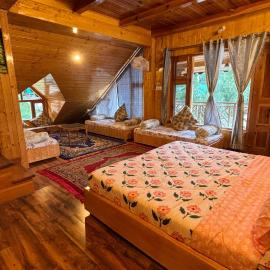Cafe Saffron Sips & Stays - Alpine Suites Naggar Near Manali, hotel Nagar városában 